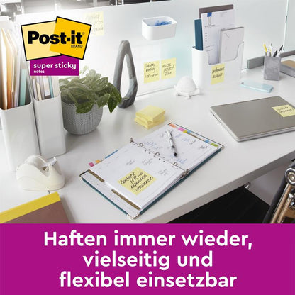 Un bureau moderne présente des objets avec des Post-it® Super Sticky 100% Notes de Recyclage (47,6x47,6 mm, 70 feuilles/bloc, 100% PEFC) de 3M Deutschland GmbH. Texte allemand : "Collent encore et encore, polyvalents et flexibles à utiliser."
