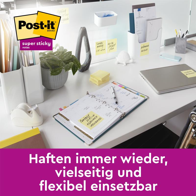 Voor een opgeruimd bureau met laptop, planner en voorraden zorgen Post-it® Super Sticky Notes, 76 mm x 76 mm, 90 vel/blok (3M Deutschland GmbH), die aan de voorwerpen zijn bevestigd. Tekst: "Hechten steeds weer, veelzijdig en flexibel inzetbaar.