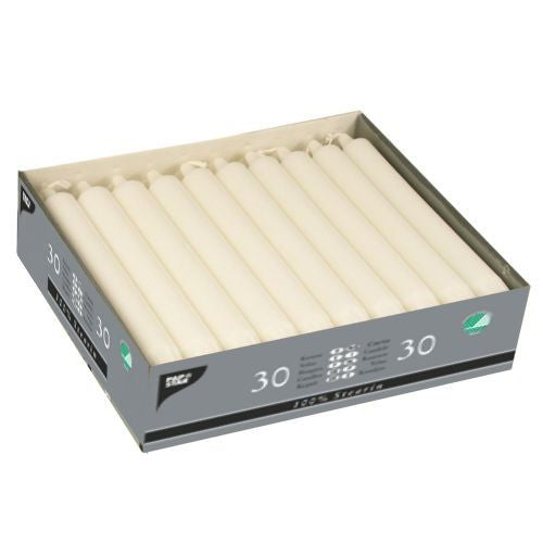 Eine Schachtel PAPSTAR 30 Kronkerzen Ø 2,2 cm weiß der PAPSTAR GmbH, aus 100 % Stearin, sorgt für gleichmäßigen Abbrand für ein zuverlässiges, sauberes Abbrennen.