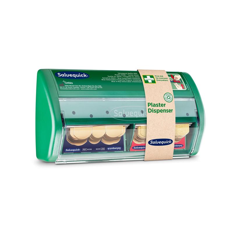 Afgebeeld is een groene kunststof Salvequick pleisterdispenser van Orkla Wound Care AB met twee vakken voor kleefverbanden. Op de bijgevoegde banderol staat "Pleisterdispenser" en productinformatie. De verpakking bevat 1 stuk.
