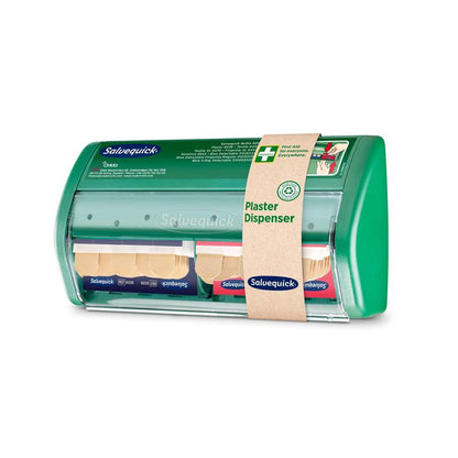 De Orkla Wound Care AB Salvequick pleisterdispenser | Verpakking (1 stuk) is een groene, transparante dispenser voor pleisterverbanden met een beige "Pleisterdispenser" papieren banderol, ontworpen voor snelle en gemakkelijke toegang tot pleisters.