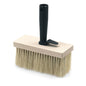 De Nölle Profi Brush plafondborstel van Bürsten- & Pinseltechnik e.K. heeft een 17x7 cm grote, rechthoekige, platte houten basis, hittebestendige natuurvezelborstels en een schuin geplaatste zwarte kunststof handgreep.