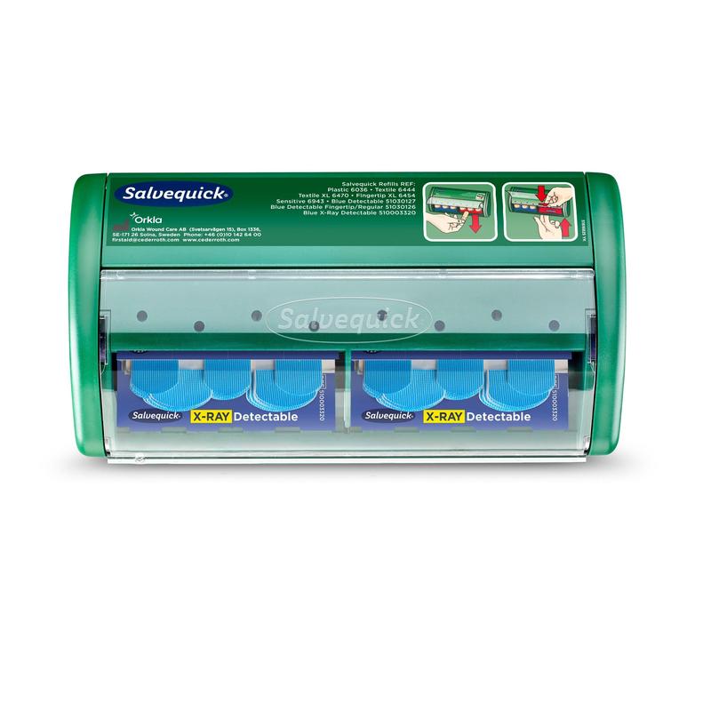 De Salvequick röntgendetecteerbare pleisterdispenser van Orkla Wound Care AB kan aan de muur worden bevestigd, bevat 2x30 blauwe, röntgendetecteerbare pleistervullingen, heeft transparante panelen om de inhoud te tonen en heeft een gebruiksaanwijzing aan de bovenkant.