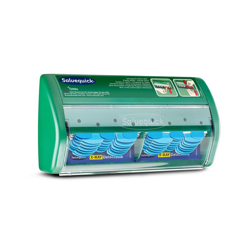 Een groene Salvequick röntgendetecteerbare pleisterdispenser van Orkla Wound Care AB, die 2x30 pleistervullingen bevat, is op een witte achtergrond geplaatst, waarbij de gebruiksaanwijzing rechtsboven op de dispenser is gedrukt.