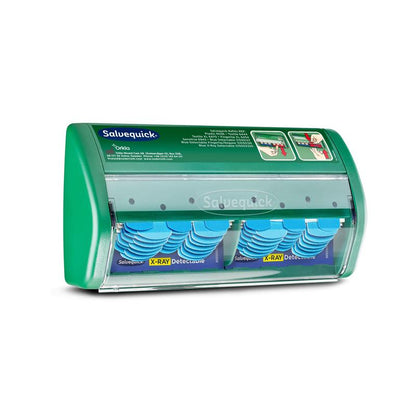Een groene Salvequick röntgendetecteerbare pleisterdispenser van Orkla Wound Care AB, die 2x30 pleistervullingen bevat, is op een witte achtergrond geplaatst, waarbij de gebruiksaanwijzing rechtsboven op de dispenser is gedrukt.