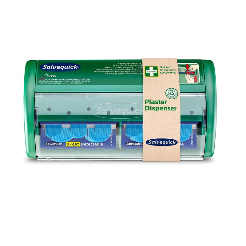 De Orkla Wound Care AB Salvequick röntgendetecteerbare pleisterdispenser (1 stuk) is een groene, transparante dispenser met een bruin papieren etiket, die 2x30 blauwe, röntgendetecteerbare pleistervullingen voor eerste hulp bevat.