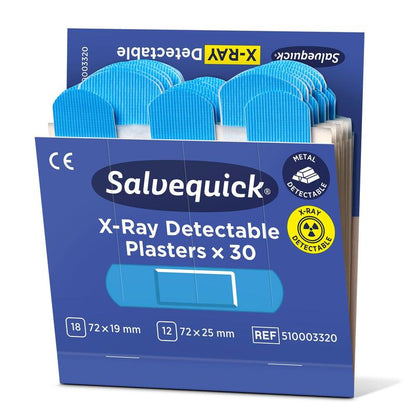 Une boîte de Orkla Wound Care AB Salvequick détectable aux rayons X, 30 pièces/recharge (paquet de 6), avec des pansements métalliques et détectables aux rayons X en deux tailles.