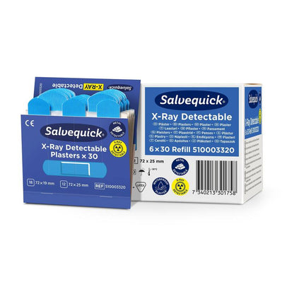 Une boîte partiellement ouverte de Salvequick détectable aux rayons X (30 pièces/recharge) de Orkla Wound Care AB montre des pansements bleus à côté de l'emballage de recharge bleu et blanc. Les détails du produit et la quantité sont mis en évidence.