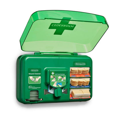 Der Auslaufartikel: Cederroth "Cederroth" Wound Care Dispenser von Orkla Wound Care AB ist ein grünes Wandgerät (20,3 x 30,6 x 15,5 cm) mit Wundreinigungsbeuteln, Schaumstoff- und Klebebinden sowie einem zentralen Anleitungsetikett.