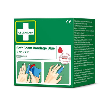 Een verpakking Cederroth zacht schuimverband blauw 6 cm x 2 m van Orkla Wound Care AB, in een groene doos met een wit kruis, een rood druppelsymbool en afbeeldingen voor het aanbrengen van vingerverbanden. Bevat 1 stuk.