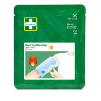Sur un emballage vert portant la mention « Cederroth burn dressing 20x20 cm | Boîte (1 pièce) » de la marque Orkla Wound Care AB, on voit une main appliquant la compresse stérile sur un bras brûlé, accompagnée de symboles représentant les premiers secours en cas de brûlures et le soulagement de la douleur.