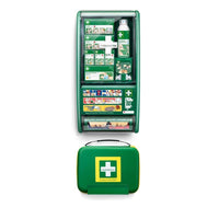 De Orkla Wound Care AB Cederroth EHBO-post DIN-set 13157 bestaat uit een groene, aan de muur bevestigde EHBO-post met overzichtelijke vakken en een draagbare set, verpakt in een kartonnen doos (1 verpakking).
