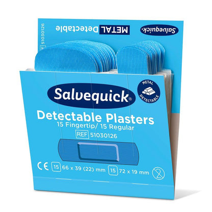 Een blauwe doos van Orkla Wound Care AB met de opdruk "metaaldetecteerbaar", die 15 vingerpleisters en 15 normale pleisters (in totaal 30) bevat, met de vermelding "vingertop/normaal blauw herkenbaar, 30 stuks/mijn | verpakking (6 stuks)". Op de verpakking staan de productafmetingen vermeld.
