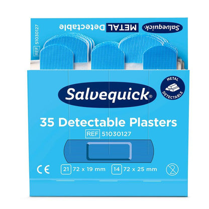 Een geopende blauwe doos van Orkla Wound Care AB Blauwe detecteerbare pleister, 35 stuks/pak (6 stuks), toont blauwe pleisters. Op de verpakking staan maatgegevens, een metaal-detecteerbaar etiket voor de voedingsindustrie en de Ref. 51030127.