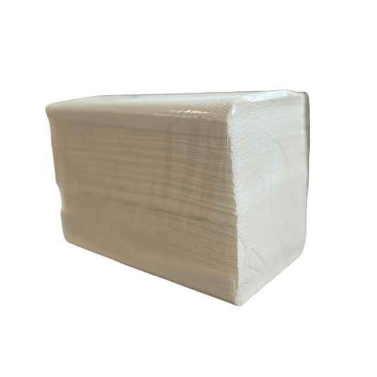 Een stapel NORD papieren handdoekjes, 2-laags, V-vouw (3.990 vellen) van CUP UP d.o.o., verpakt in doorzichtig plastic en afgebeeld tegen een eenvoudige witte achtergrond; geleverd in een doos met 15 verpakkingen.