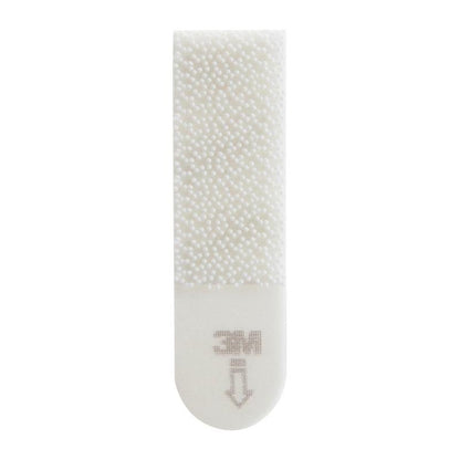 Een enkele Command™ Bilder-Montage Strip S 17202FGN van 3M Deutschland GmbH in wit, met gestructureerd oppervlak, grijze pijl en "3M" logo - ideaal voor het bevestigen van foto's zonder sporen dankzij sterke kleefkracht.