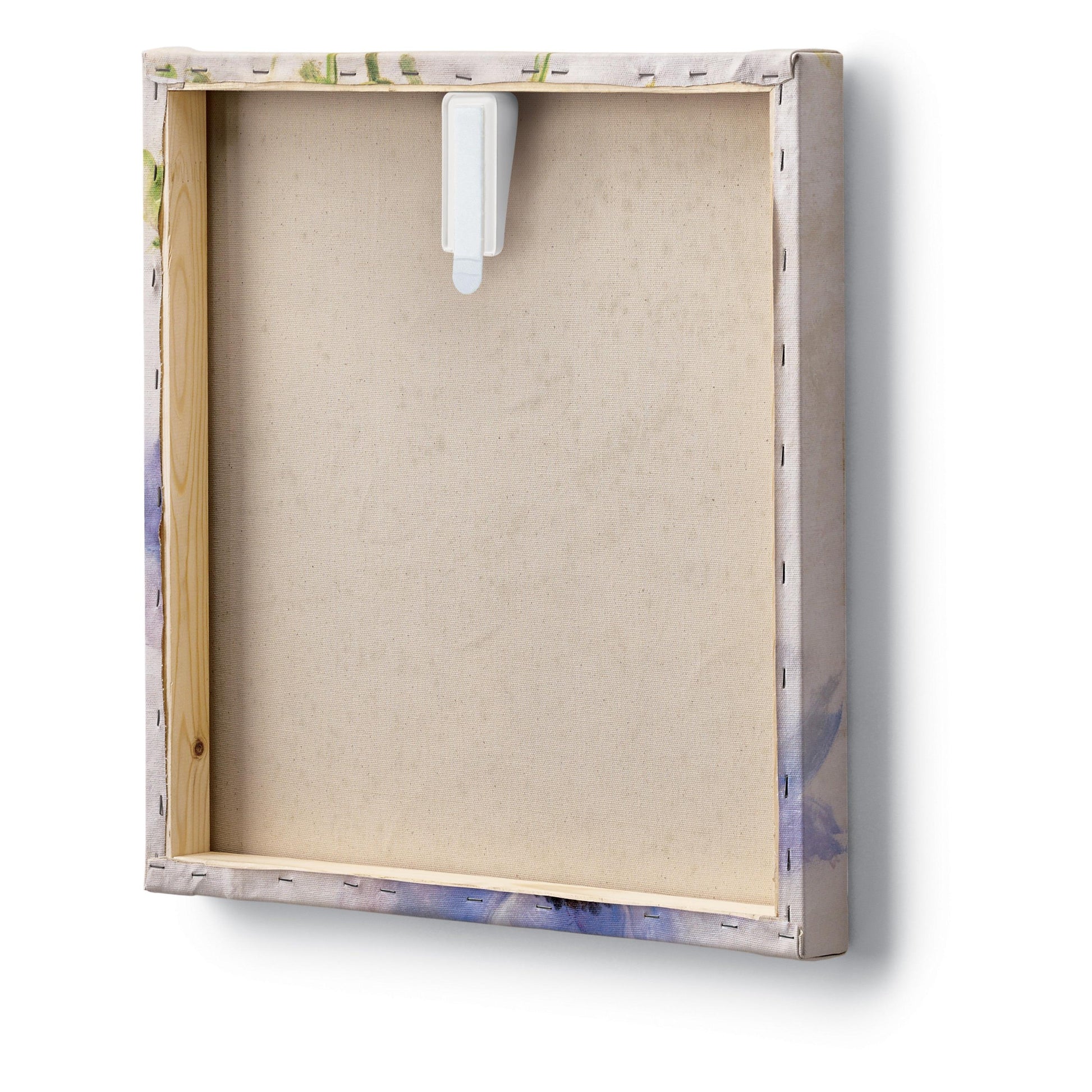 Das Bild zeigt die Rückseite einer quadratischen aufgespannten Leinwand mit einem freiliegenden Holzrahmen und sichtbaren Klammern entlang der Kanten. Oberhalb der Leinwand ist ein Command™ Leinwandaufhänger der 3M Deutschland GmbH zum Aufhängen an der Wand befestigt.