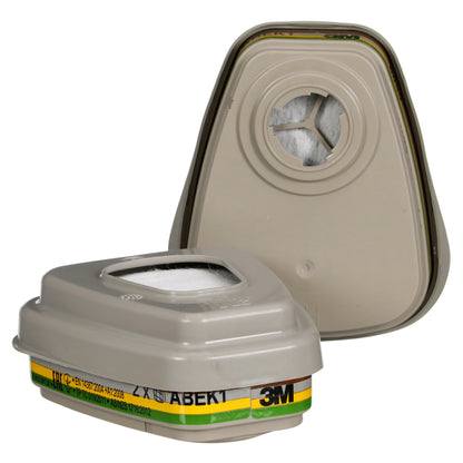 Zwei graue 3M™ Filtersatz 6004-1SP ABEK1P3 Kombinationsfilterpatronen (2x6059, 2x5935, 2x501) von 3M Deutschland GmbH; eine steht aufrecht, die andere liegt auf der Seite und zeigt die Filter- und Anschlussöffnung.