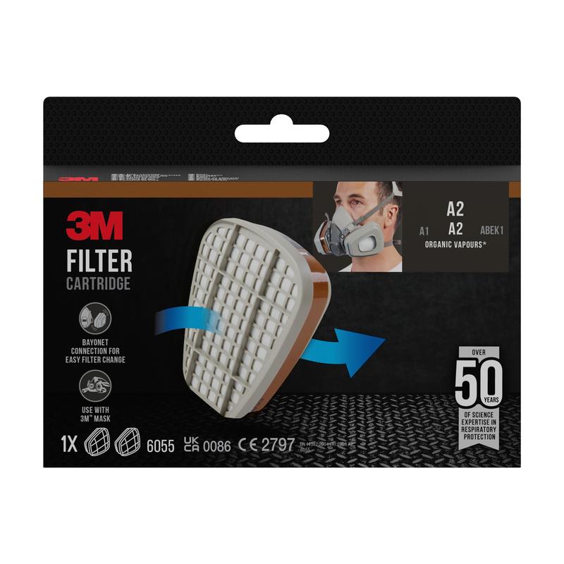 Vooraanzicht van de verpakking van de 3M™ Filterpatroon 6055, A2 Organische Damp van 3M Deutschland GmbH, die de patroon, een persoon met ademhalingsbescherming en productinformatie zoals "A2" en "Organische Damp" toont.