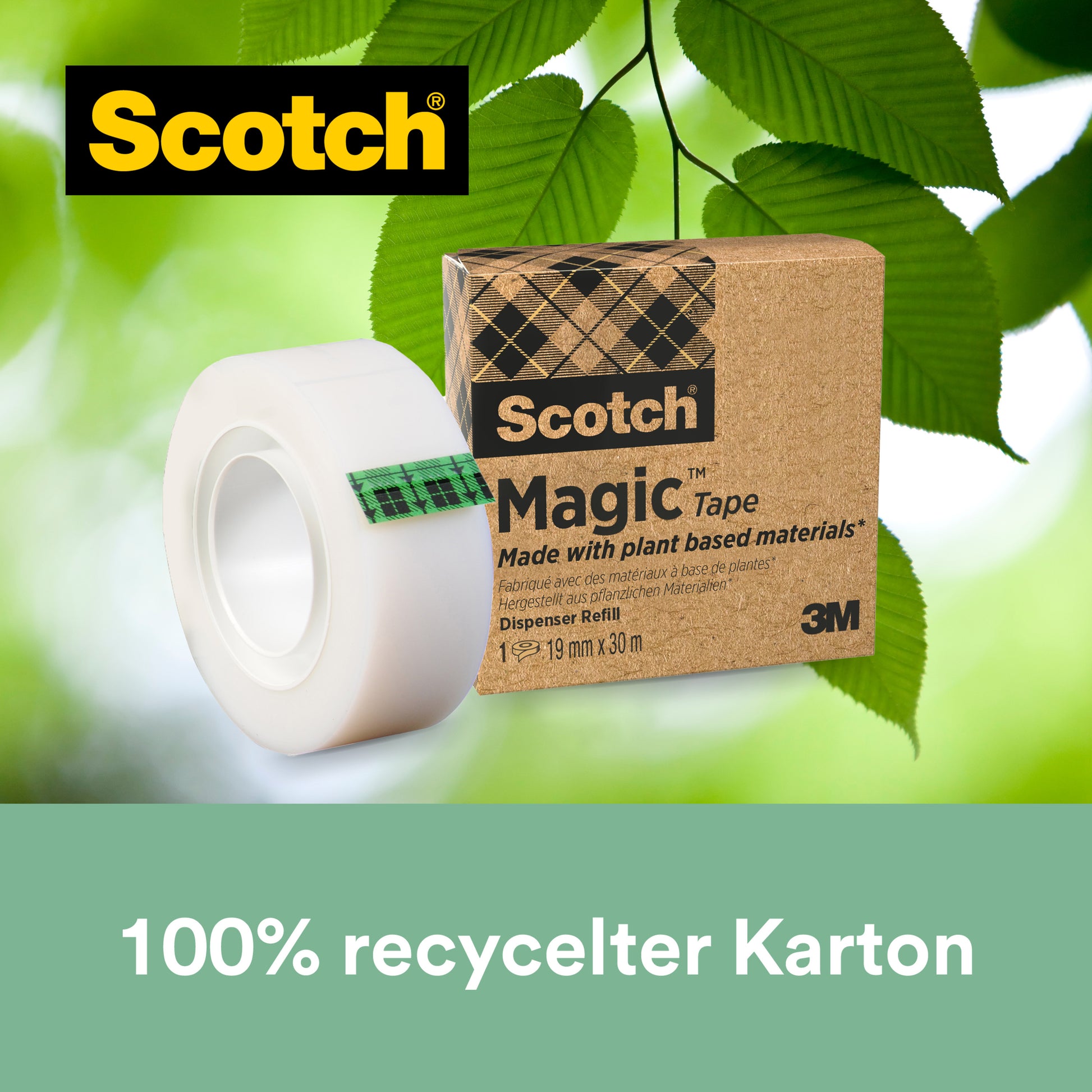 Eine Rolle Scotch® Magic™ Klebeband (19 mm x 30 m) der 3M Deutschland GmbH hängt mit ihrer Verpackung, auf der 66% pflanzlicher Klebstoff und "100% recycelter Karton" auf der braunen Verpackung vor grünen Blättern stehen.
