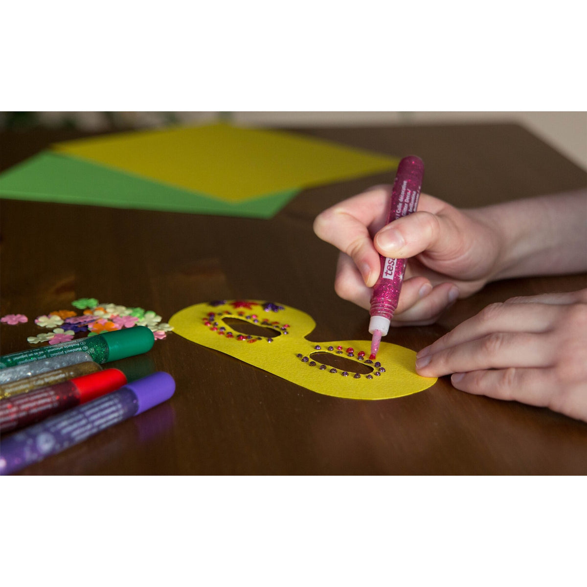 tesa Glitter glue – Anwendung