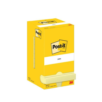 Représentée est une boîte jaune de notes Post-it® (76 x 76 mm, 100 feuilles/bloc, 12 blocs/paquet) de 3M Deutschland GmbH avec une fente de distribution. L'emballage en carton est certifié 100% PEFC (SGSCH-PEFC-COC-110078).
