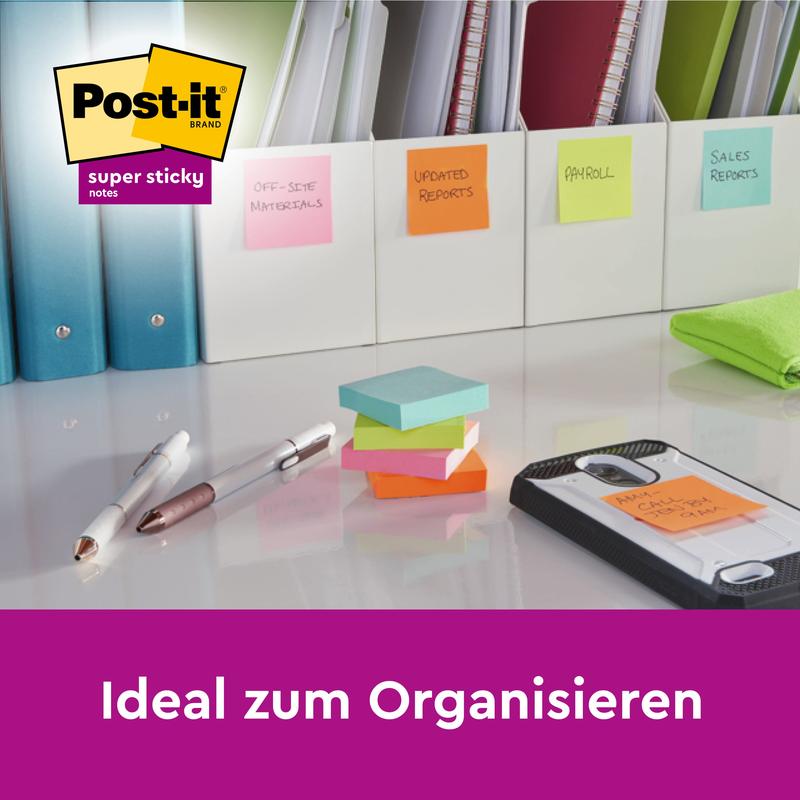 Een opgeruimd bureau toont mappen die beschreven zijn met kleurrijke Post-it® Super Sticky Notes (47,6 mm x 47,6 mm, 90 vel/blok, 100% PEFC) van 3M Deutschland GmbH. Boven het Post-it Super Sticky-logo staat de tekst "Ideaal voor organiseren".