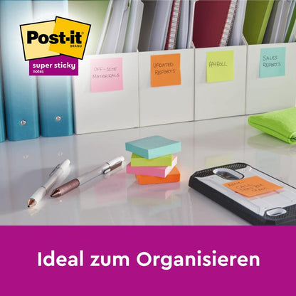 Een opgeruimd bureau toont mappen die beschreven zijn met kleurrijke Post-it® Super Sticky Notes (47,6 mm x 47,6 mm, 90 vel/blok, 100% PEFC) van 3M Deutschland GmbH. Boven het Post-it Super Sticky-logo staat de tekst "Ideaal voor organiseren".