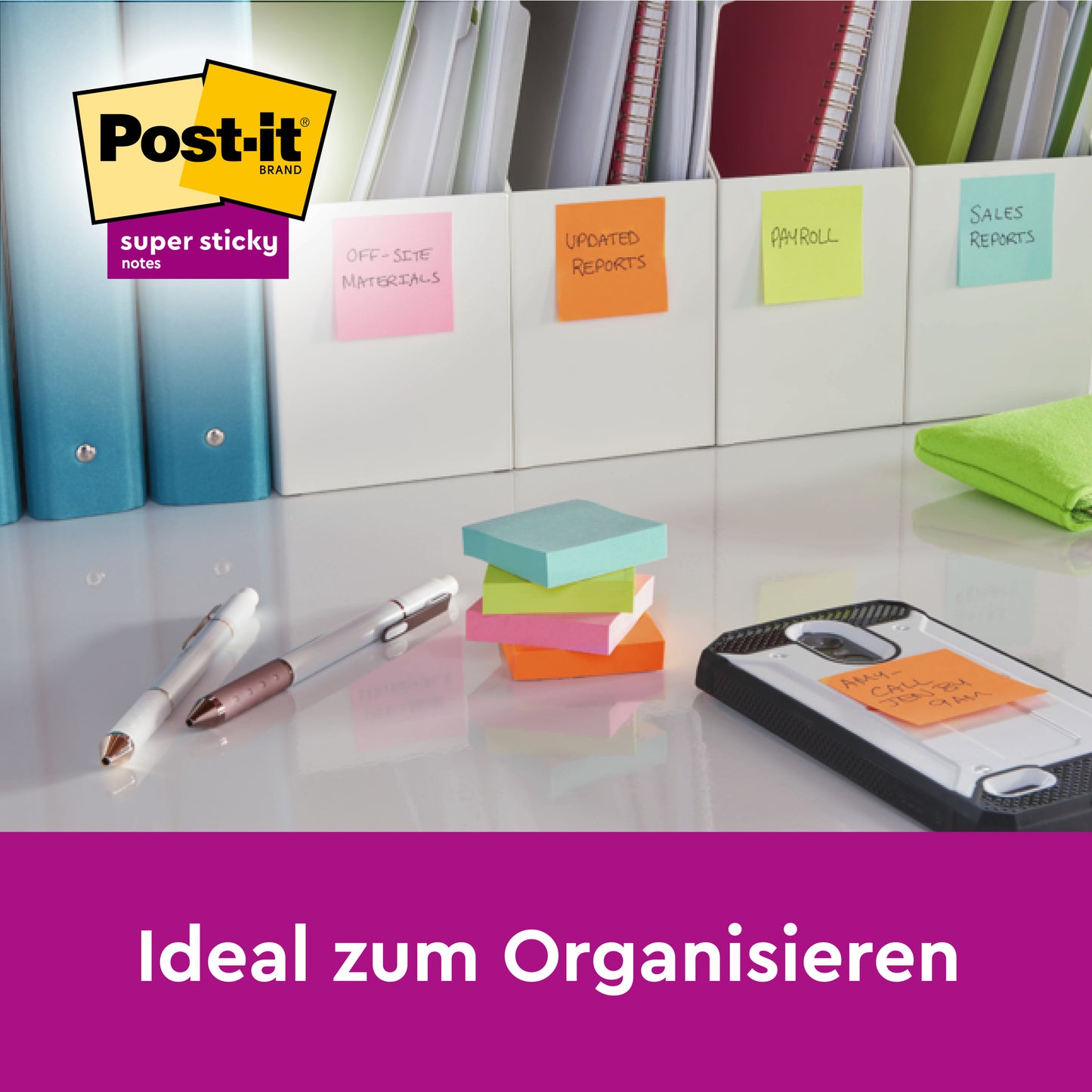 Een bureau toont ordners die georganiseerd zijn met kleurrijke Post-it® Super Sticky Z-Notes (76x76 mm, 3M Deutschland GmbH), pennen, een smartphone, een groene doek en het Post-it-logo. De set bevat 20 blokken + 4 gratis, 100% PEFC-gecertificeerd, in een kartonnen verpakking.