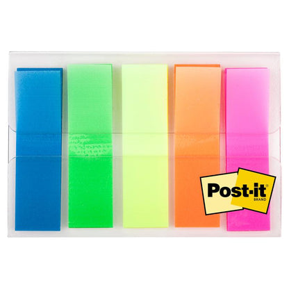 Une mallette en plastique transparent contient 100 Post-it® Index Signets Mini (11,9 x 43,2 mm) dans les couleurs bleu, vert, jaune, orange et rose de 3M Deutschland GmbH. Le logo de la marque Post-it se trouve dans le coin inférieur droit du distributeur.