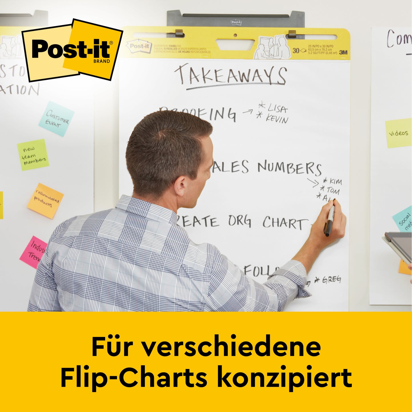 Ein Mann schreibt "Takeaways" auf ein 3M Post-it® Super Sticky Mini Meeting Chart Flipchart 577SS (38x45,7cm, 20 Blatt). Charts und Haftnotizen befinden sich im Hintergrund. Banner: "Für verschiedene Flip-Charts konzipiert.