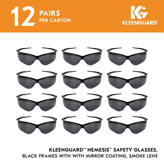 Zwölf Paar Auslaufartikel: KleenGuard® V30 Nemesis™ Schutzbrille - Smoke Spiegel von Kimberly-Clark GmbH sind in einem Raster angeordnet, mit "12 Paar pro Karton" und den unten aufgeführten Produktdetails.