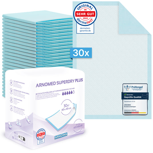 Een stapel van 30 blauwe ARNOMED SUPERDRY PLUS Extra absorberende ziekenhuismatten met SAP van ARNOWA GmbH is naast de verpakking afgebeeld met zichtbare certificerings- en kwaliteitssymbolen; een superabsorberende mat is in de rechterbovenhoek te zien.