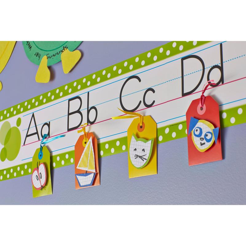 Un affichage mural de classe avec Aa, Bb, Cc, Dd peut être monté et retiré proprement et temporairement avec les carrés de montage amovibles Scotch-FIX™ 108-ST64-P (12,7 mm x 12,7 mm, 64 pièces/paquet) de 3M Deutschland GmbH.