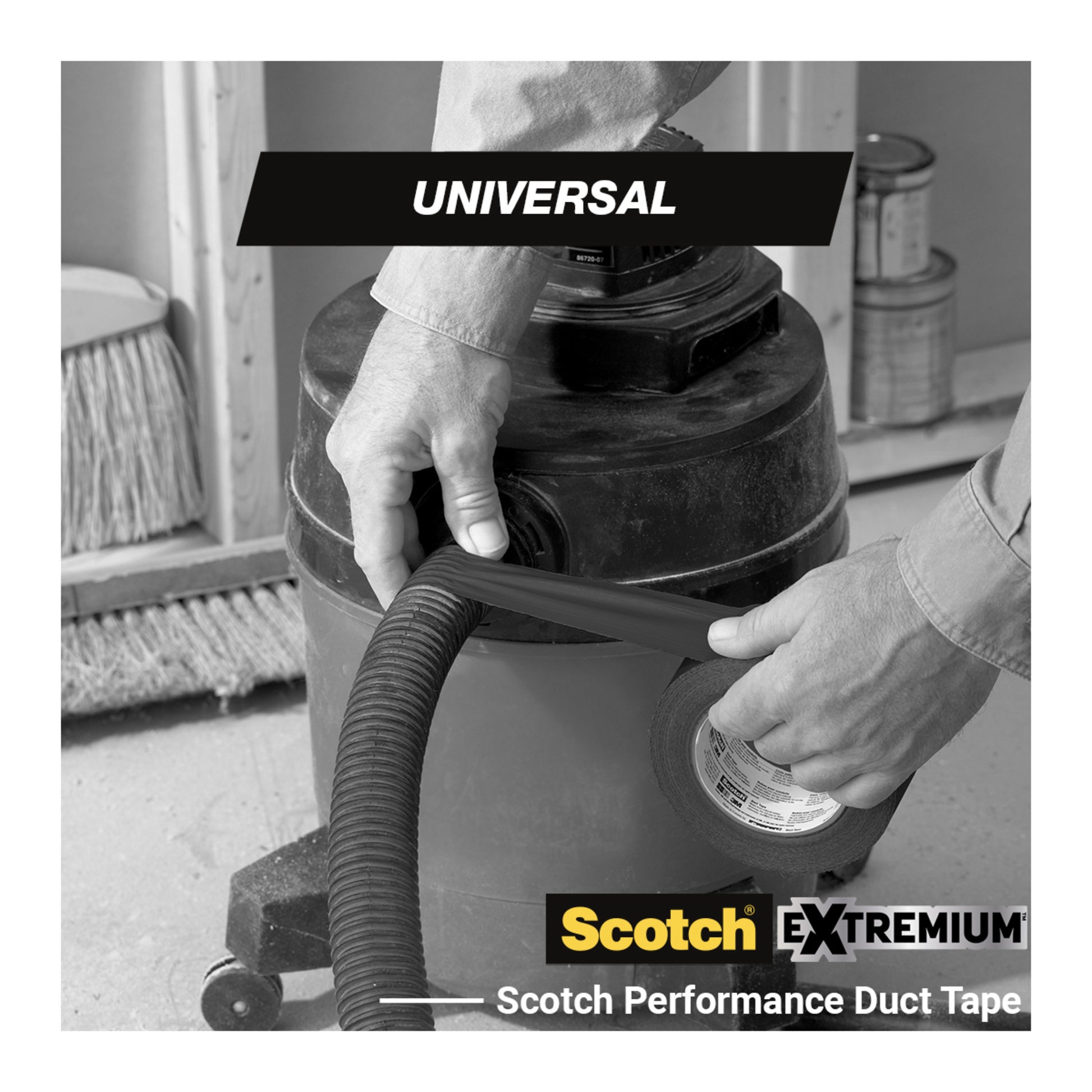 Eine Person wickelt Scotch® Extremium™ Universal Klebeband, 3 m x 19 mm von 3M Deutschland GmbH um einen Werkstattsaugerschlauchanschluss in einer Werkstatt. Das Bild zeigt die fettgedruckten Etiketten "UNIVERSAL" und "Scotch EXTREMIUM".