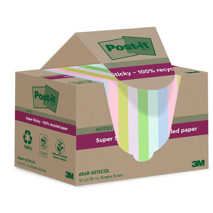 Une boîte de Post-it® Super Sticky 100% Notes Recyclées (76 mm x 76 mm, 70 feuilles, certifiées PEFC) de 3M en différentes couleurs pastel, avec un emballage écologique accentué en vert et violet.
