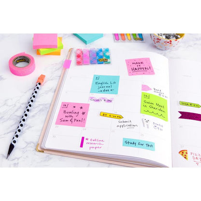 Op een wit bureau liggen een open planner met handgeschreven notities, een gestreepte pen, kantoormateriaal en kleurrijke Post-it® Notes (76 mm x 127 mm, 100 vel/blok, 100% PEFC) van 3M Deutschland GmbH om taken en afspraken te markeren.