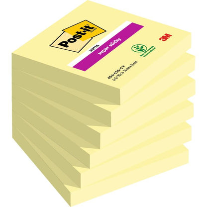 Zeven blokken Post-it® Super Sticky Notes (76 mm x 76 mm, elk 90 vel, 100% PEFC) van 3M Deutschland GmbH zijn gestapeld afgebeeld, met zichtbare etiketten en een recyclebaar logo op het bovenste blok.