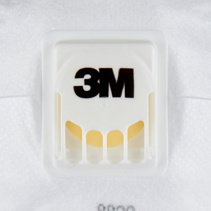 Nahaufnahme des Ausatemventils der 3M™ Cool Flow™ Partikelmaske 8822 FFP2, mit schwarzem 3M Logo, von 3M Deutschland GmbH, vor weißem, strukturiertem Hintergrund.
