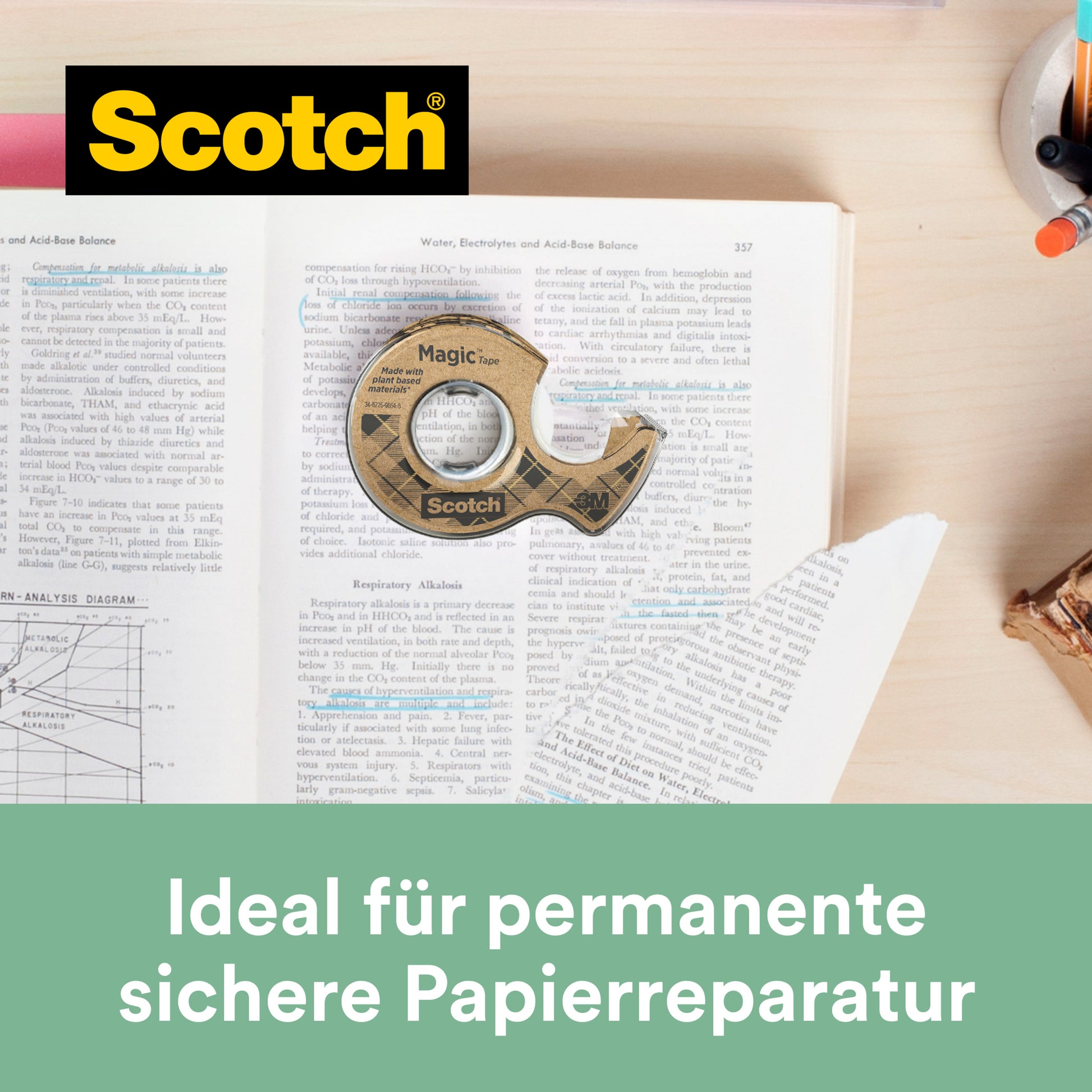 Ein 3M Scotch® Magic™ Klebeband 9-1920D, hergestellt aus 66 % pflanzlichem Klebstoff (19 mm x 20 m), liegt auf einem offenen Lehrbuch. Die Packung enthält 1 Rolle + Abroller aus Recyclingmaterial. Ideal für sichere Papierreparatur.