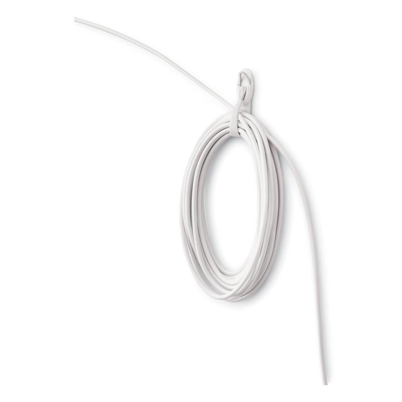 Le support de câble Command™ 17304-FR de 3M Deutschland GmbH est idéal pour l'organisation des câbles et aide à éviter le désordre des câbles - parfait avec un design blanc sur un fond simple.