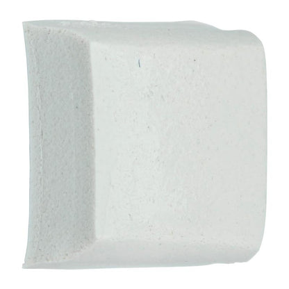 Un gros plan d'un carré de montage amovible Scotch-FIX™ (12,7 x 12,7 mm) de 3M Deutschland GmbH avec des surfaces lisses et des bords arrondis. Comme une gomme, il permet une application propre et ne laisse aucune trace sur le fond blanc. Le paquet contient 64 pièces.