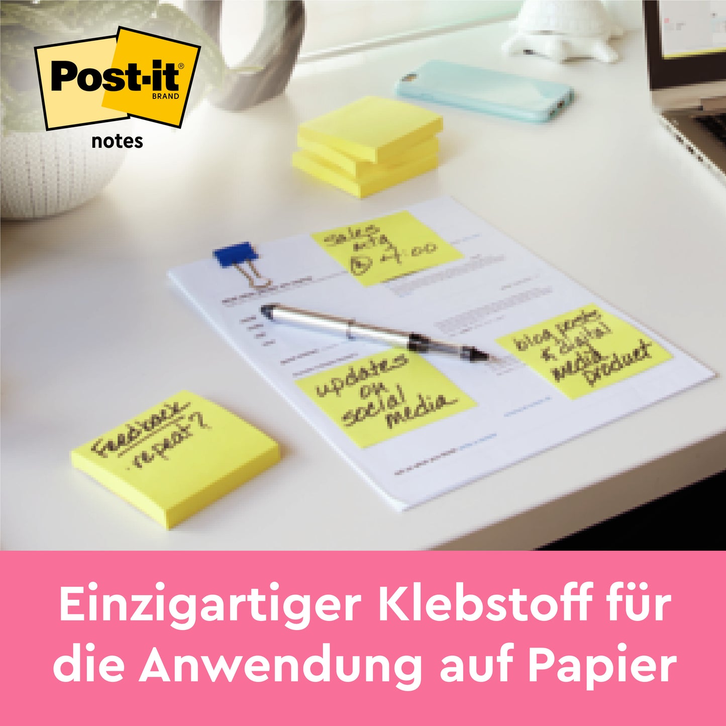 Ein Stapel Post-it® Notes, Gelb, 38 mm x 51 mm (100 Blatt/Block, 12 Blöcke/Packung) der 3M Deutschland GmbH liegt auf einem Schreibtisch; daneben sind vier Zettel mit handschriftlichem Text auf einem Blatt befestigt. Das Post-it-Logo und der deutsche Slogan sind sichtbar.