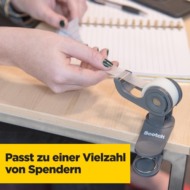 Een persoon trekt Scotch® Magic™ Onzichtbare Tape uit een grijze tapehouder van 3M Deutschland GmbH op een houten bureau, met een notitieboek en een pen op de achtergrond. De Duitse tekst luidt: "Past bij een verscheidenheid aan dispensers."
