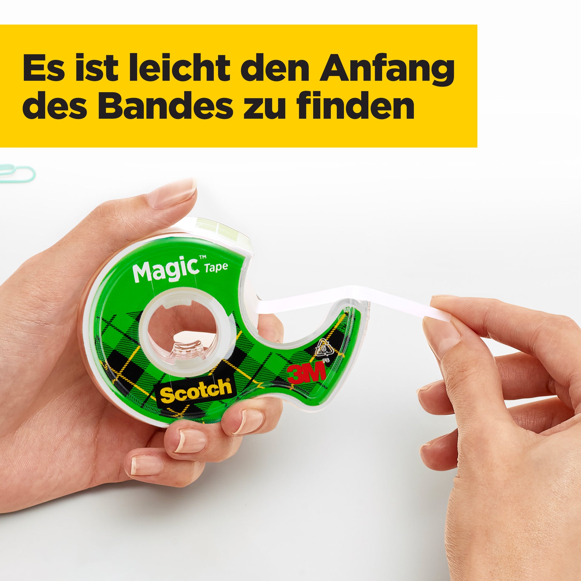 Eine Hand hält das Scotch® Magic™ Unsichtbares Klebeband Nachfüllpackung von 3M Deutschland GmbH, während eine andere das Band abzieht. Oben steht: "Es ist leicht den Anfang des Bandes zu finden.