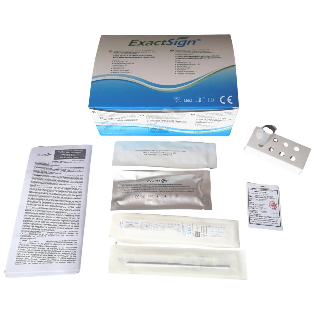 Afgebeeld is de ExactSign 4in1 Antigen Combo Sneltest Verpakking (25 stuks) met een blauw-witte doos, een bijsluiter, verzegelde testcomponenten, een plastic houder en een kleine kaart, alles op een witte achtergrond.