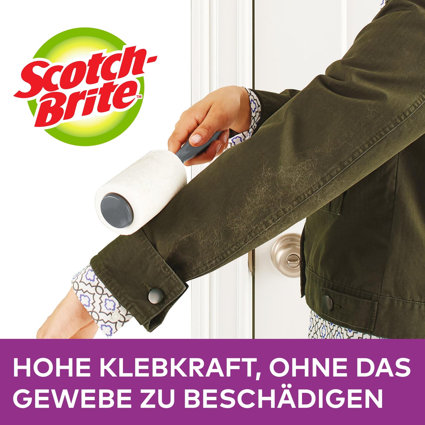 Eine Person entfernt Fusseln vom Ärmel einer dunklen Jacke mit der Scotch-Brite™ Everyday Clean Ersatz-Fusselrolle (56 Blatt) von 3M Deutschland GmbH. Text: "Hohe Klebkraft, schont das Gewebe.