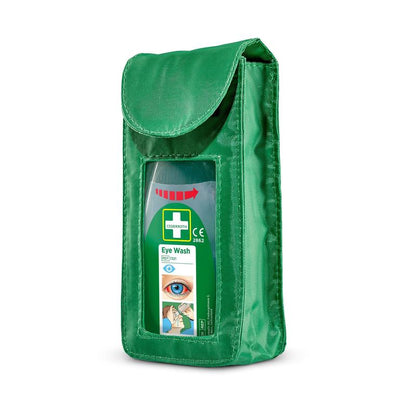 L'étui Orkla Wound Care AB pour sac de rinçage oculaire Cederroth modèle (réf 7221) est un sac en tissu vert avec une fenêtre transparente où la bouteille de rinçage oculaire est visible. Le sac a une fermeture à rabat et contient un mode d'emploi en anglais et dans une autre langue.