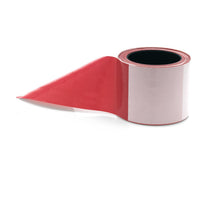 De Nölle Profi Brush afzetlint rood/wit (500 m x 80 mm) van Nölle Profi Brush Bürsten- & Pinseltechnik e.K. is een rood-wit afzetlint, ideaal voor het markeren van gevaarlijke zones. De rol staat rechtop op een witte achtergrond.
