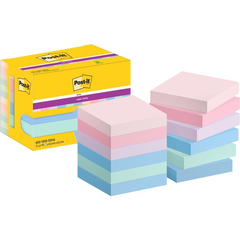 Een gele doos Post-it® Super Sticky Notes (47,6 mm x 47,6 mm, 90 vel/blok, 100% PEFC) van 3M Deutschland GmbH staat naast twee stapels pastelgekleurde blokken met roze, blauwe, groene en paarse blaadjes.